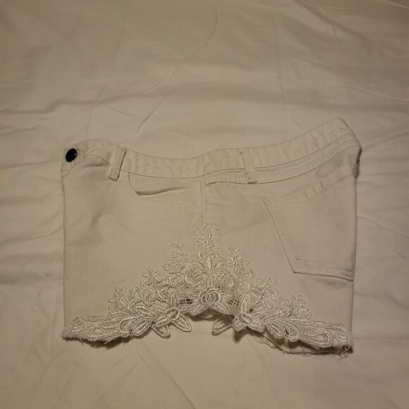 Harper White Lace Embroidered high waisted shorts - Picture 8 of 8